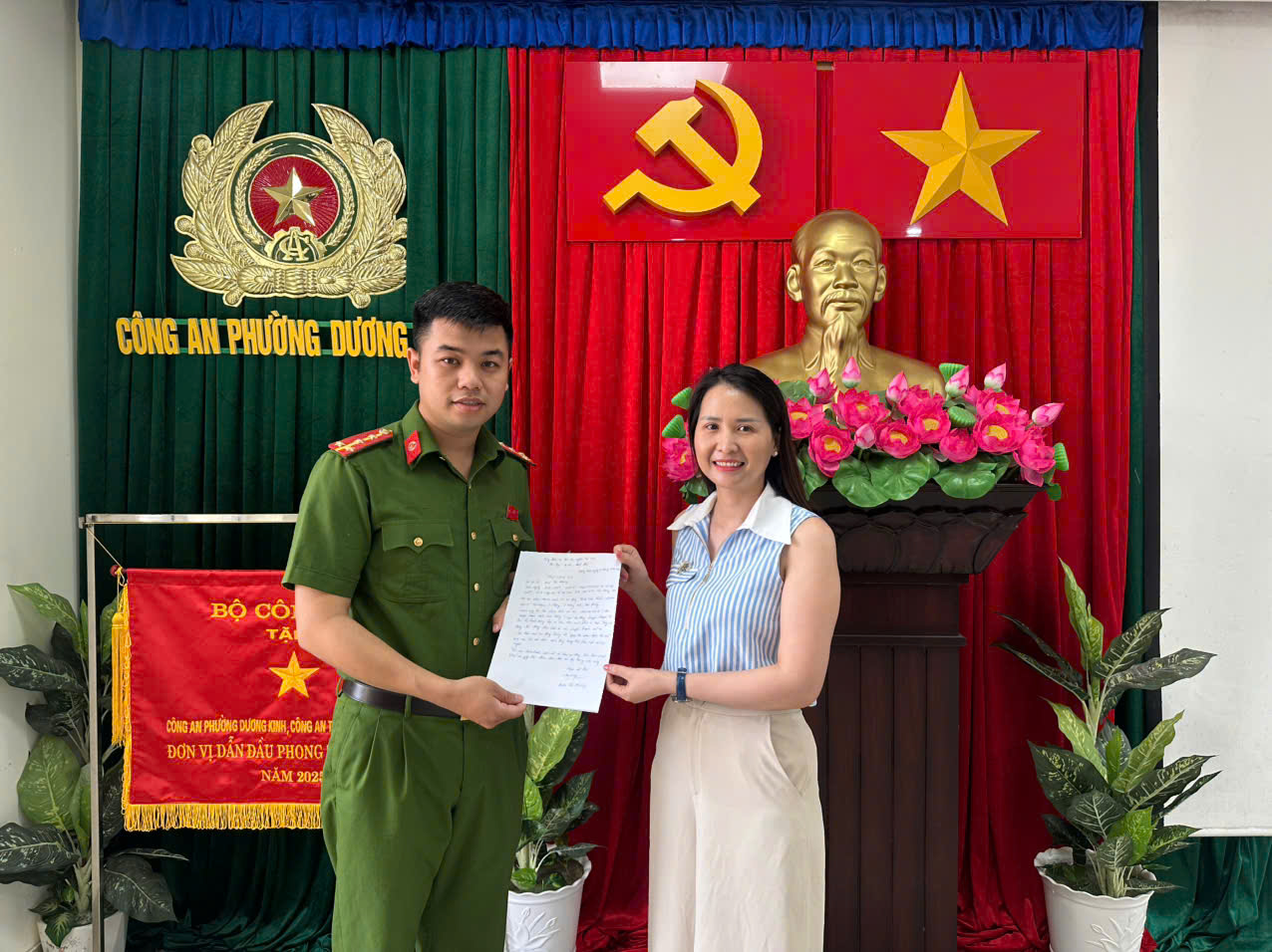 Công an phường Dương Kinh hỗ trợ người dân nhận lại 250 triệu đồng chuyển khoản nhầm